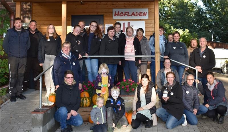 Der gute Zweck rührt beim Hoffest in Oldendorf zu Tränen Das Helferteam von Familie Helmke: Zum Hoffest legten sich alle ins Zeug, um am Ende der zwei Tage eine möglichst große Spende an das Kinderhospiz Sternenbrücke in Hamburg überreichen zu können.