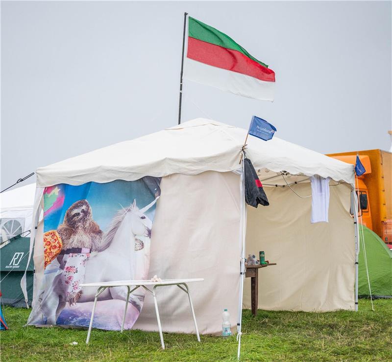 Die verrücktesten Wohnwagen und Zelte beim Deichbrand Das Helgoland-Partyzelt. Foto: Arnd Hartmann