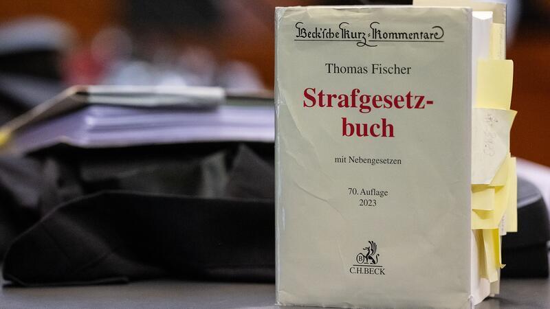 Das Herbeiführen einer Sprengstoffexplosion ist laut § 308 des Strafgesetzbuches (StGB) eine Straftat.