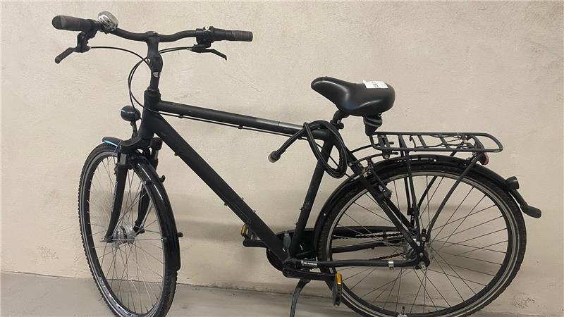 Das Herrenrad der Marke Falter hat eine auffällige Klingel mit Kleeblatt-Gravur.