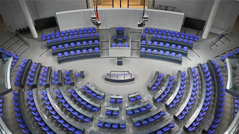 Zufriedenheit mit der deutschen Demokratie nimmt stark ab Das Herzstück der Demokratie in Deutschland: der Plenarsaal des Bundestags in Berlin. (Archivbild)