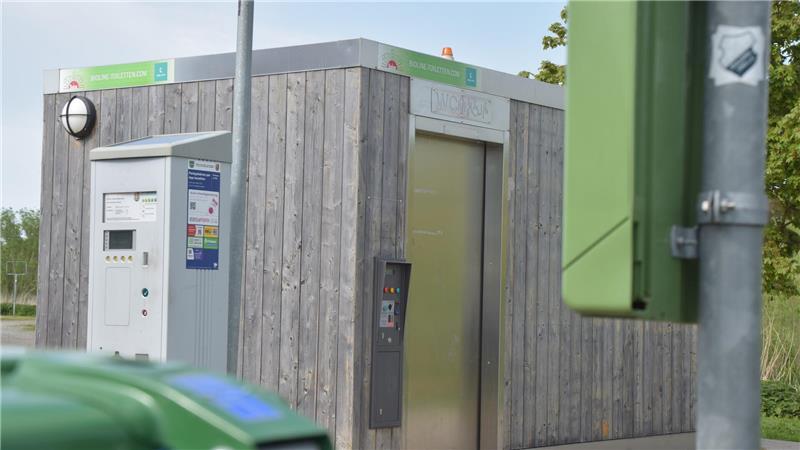 Luxus-Ferienhäuser und Wohnungen: Altländer stellen Weichen für Lindemann Das Hightech-WC am Bassenflether Strand ist seit 2020 in Betrieb.