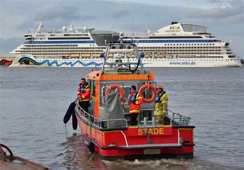 Das Hilfeleistungslöschboot „Henry Köpcke“ der Feuerwehr war wiederholt im Einsatz, um Patienten von Kreuzfahrtschiffen zu retten. Foto: Beneke