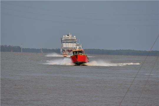 Das Hilfeleistungslöschboot „Henry Köpcke“ im Einsatz auf der Elbe. Archivfoto: Beneke