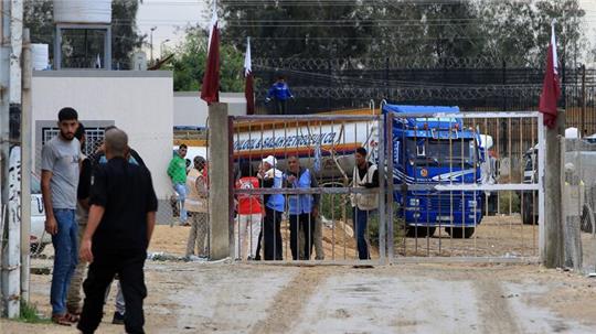 Das Hilfswerk der Vereinten Nationen für Palästina-Flüchtlinge im Nahen Osten (UNRWA)  bringt zwei Lastwagen mit Treibstoff über den Al-Masry-Übergang nach Gaza.