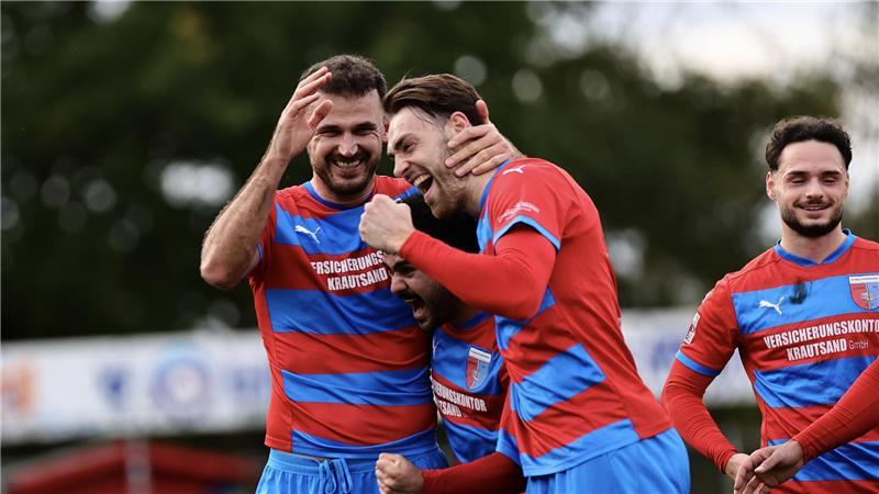 Das Hinspiel in der Liga gewann D/A gegen Jeddeloh, hier freuten sich Haris Hyseni, Alla Aid Hamid und Tjorve Mohr (von links).