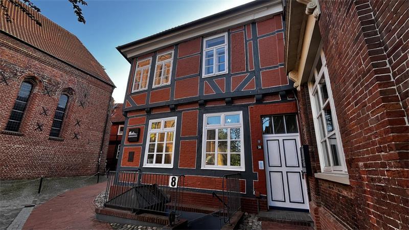 Das Hinterhaus am Cosmae-Kirchhof 8 beherbergte einst Vincent Lübeck und später den Gebetsraum der Stader Juden. Heute ist Brokelmanns Geschäft im Erdgeschoss.
