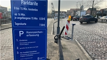 Das Hinweisschild an der Einfahrt zu den öffentlichen Parkplätzen klärt über die neuen Regeln auf.