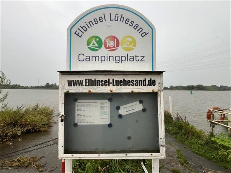 Das Hinweisschild steht am Fähranleger in Sandhörn.
