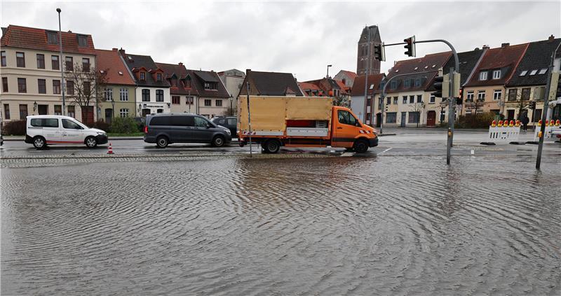 Das Hochwasser an der Ostsee drückt das Wasser in der Kanalisation auf eine Straßenkreuzung am Stadthafen, kurzfristig musste eine Zufahrtstraße gesperrt werden.