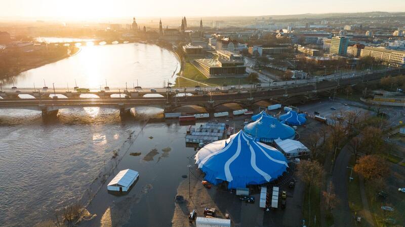 Hochwasserlage: Kampf gegen Überflutung und Aufatmen Das Hochwasser der Elbe nähert sich den Zelten des Weihnachts-Circus im Sportpark Ostra in Dresden.