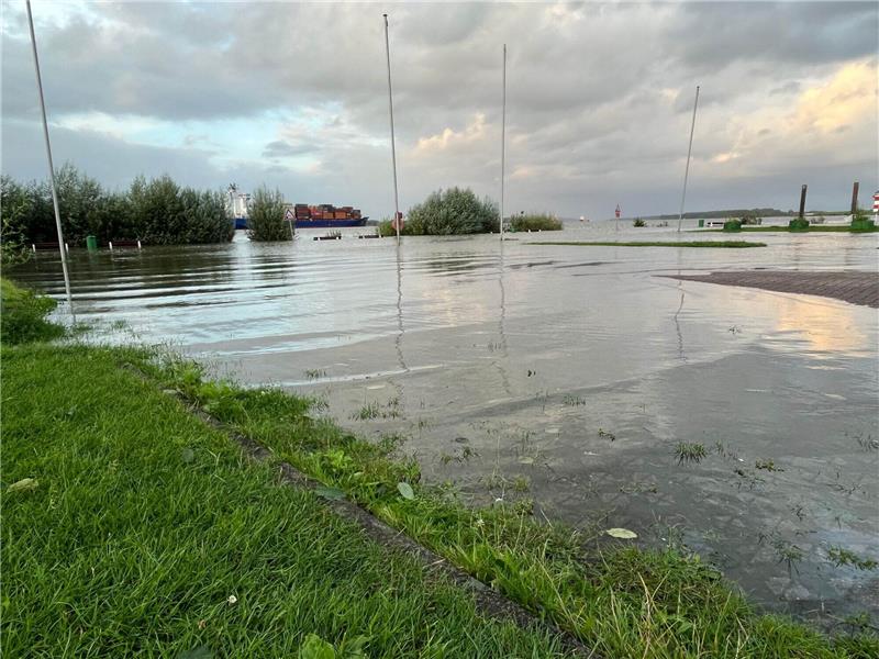 Sturmtief „Zacharias“ fegt über den Landkreis Stade Das Hochwasser hat den Lühe-Anleger erreicht. Foto: Battmer