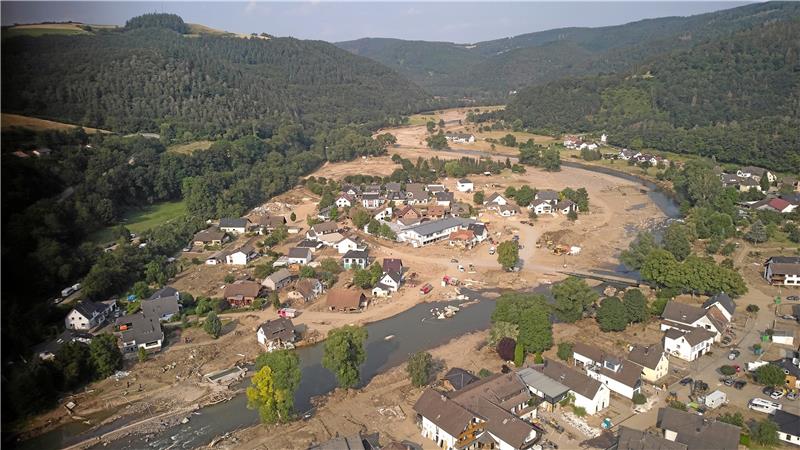Spendenaktion: 40.000 Euro für die Unterstützung der Flutopfer Das Hochwasser hat schwere Schäden hinterlassen – wie hier in der kleinen Gemeinde Insul im Ahrtal (Rheinland-Pfalz). Foto: dpa