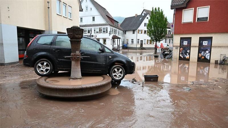 Klimakrise spitzt sich zu - Welche Rolle spielt Deutschland? Das Hochwasser im Juni dieses Jahres hat in Ruderberg (Baden-Württemberg) ein Auto weggespült. (Archivbild)