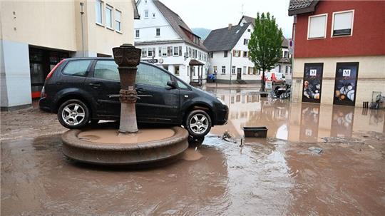 Das Hochwasser im Juni dieses Jahres hat in Ruderberg (Baden-Württemberg) ein Auto weggespült. (Archivbild) 