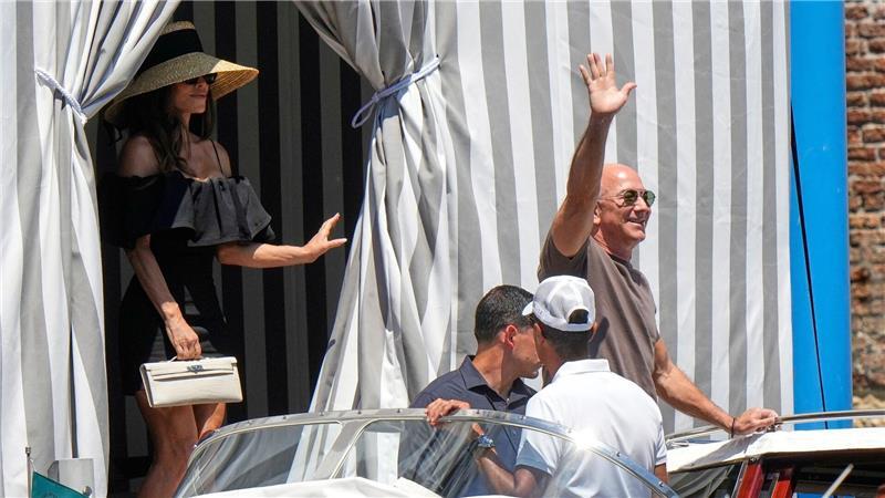 Party, Party, Party: Bezos und Sánchez feiern weiter Das Hochzeitspaar verlässt am Tag nach der Feier das Hotel.