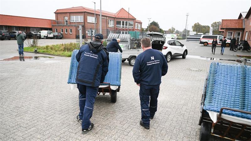 Nordseefans ersteigern ausgemusterte Strandkörbe Das Höchstgebot für einen Strandkorb betrug 400 Euro, der günstigste ging für 140 Euro an seinen neuen Besitzer.