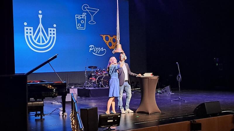 Das Holk-Festival ist eröffnet: Dr. Katja Otter schlägt die Glocke, daneben Stadeum-Geschaftsführer Tobias Paulsen.