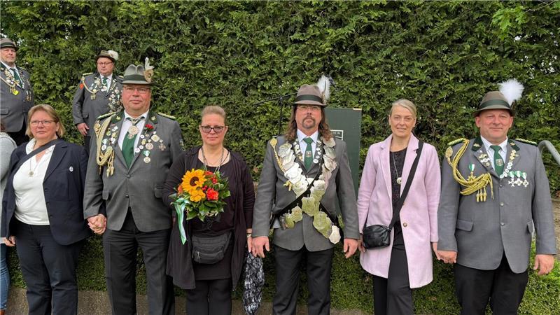 Proklamation in Holvede: Der Jubelkönig kommt mit der Harley Das Holveder Königshaus nach der Proklamation.