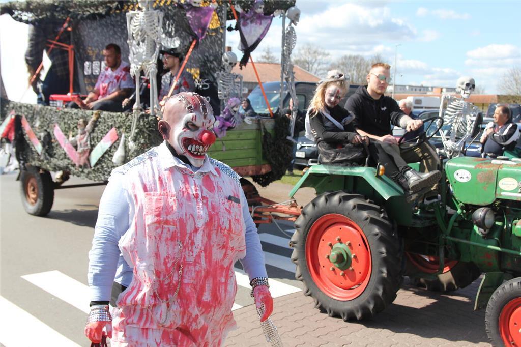 Das „Horrorhaus“-Team hatte sich natürlich ein passendes Outfit für seinen Marsc...