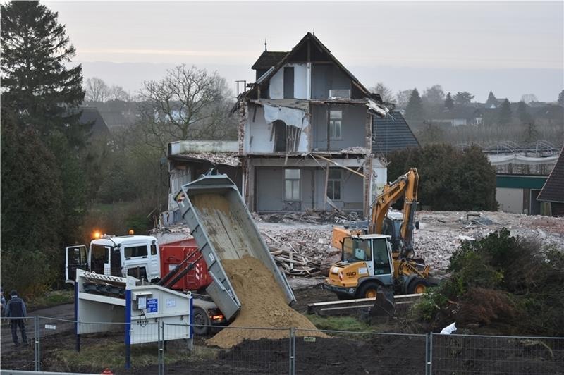 Hotel Cohrs in Grünendeich ist Geschichte Das Hotel „Cohrs“ am Elbdeich 31 in Grünendeich in Mojenhörn wird in diesen Tagen abgerissen, Investoren wollen an dem Schillingschen Elbbrack in den Jahren 2020 bis 2022 eine Hotelanlage mit Ferienwohnungen errichten; das Bauunternehmen Ka
