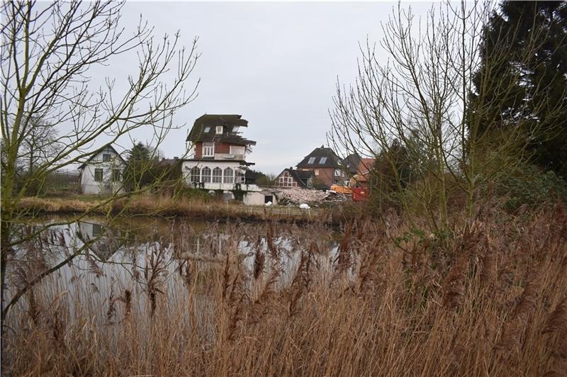 Hotel Cohrs in Grünendeich ist Geschichte Das „Hotel Cohrs“ am Elbdeich 31 in Grünendeich in Mojenhörn wird in diesen Tagen abgerissen , Investoren wollen an dem Schillingschen Elbrack (vorne) in den Jahren 2020 bis 2022 eine Hotel-Anlage mit Ferienwohnungen errichten; das Bauunter