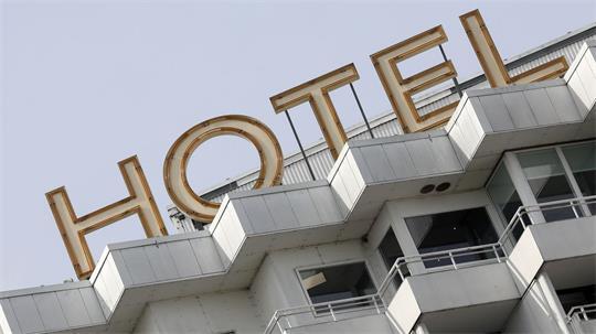 Das Hotel „Neptun“ am Ostseebad Rostock-Warnemünde hatte 1971 den Betrieb aufgenommen. (Archivbild)