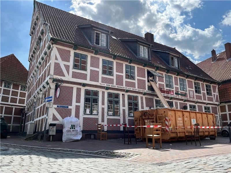 Das Hotel Sievers in der Bürgerei in Jork hat neue Eigentümer, das Baudenkmal wird 2022/2023 umfassend saniert. Foto: Vasel