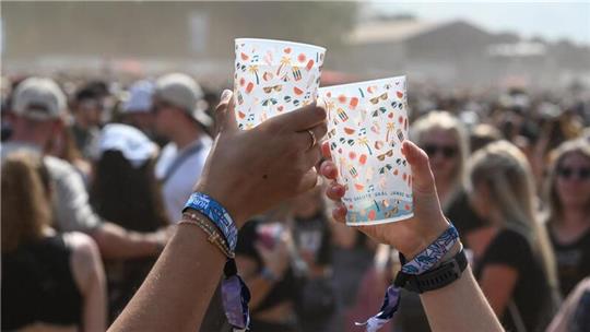 Zwei Besucher des Hurricane-Festivals stoßen an.