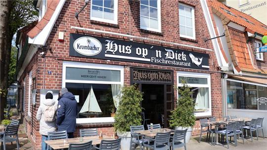 Das „Hus op'n Diek“ gilt als eines der ältesten Fischrestaurants von Cuxhaven und ist bei Urlaubern und Einwohnern gleichermaßen beliebt. Doch jetzt steckt das Traditionshaus am Deich in der Krise.