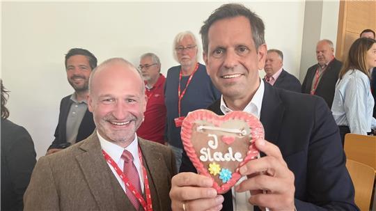 Das "I-Love-Stade"-Herz hat Kai Köser für Olaf Lies beim Stader Frühjahrsmarkt gekauft.