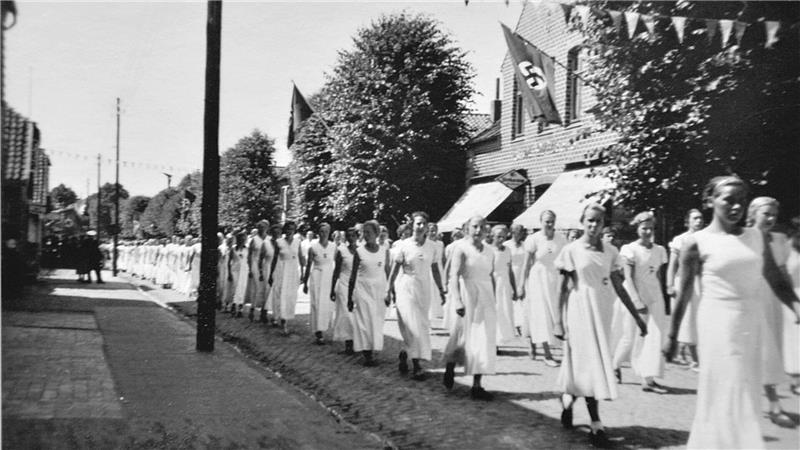 Das Ideal der erbgesunden, sportlichen deutschen Jugend sollten auch diese Mädchen bei einem Umzug in Altkloster in den 1930er Jahren verkörpern.