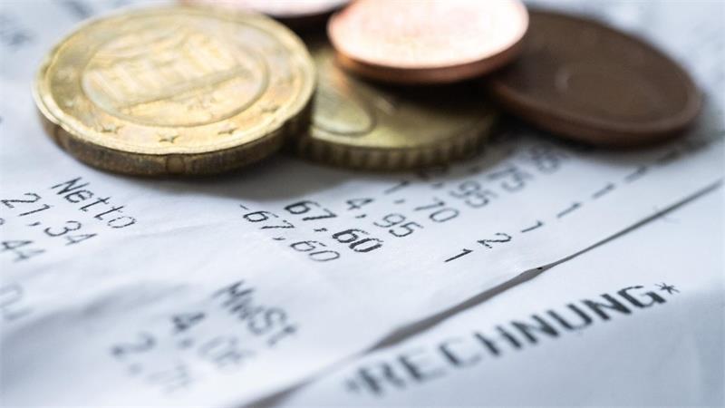 Das Ifo erwartet weiter steigende Verbraucherpreise - der Druck lässt aber nach. (Illustration)