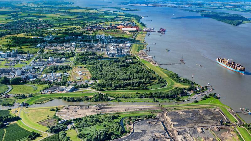 Hoffnungsträger der Wirtschaft: Das hat Prime Lithium in Stade vor Das Industriegebiet an der Elbe in Bützfleth. Hier ist auf 550 Hektar noch viel Platz für Neuansiedlungen.