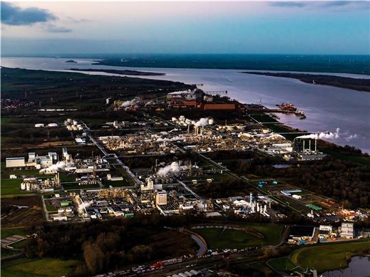 Dow und Co.: Sorgen um Stades Industriestandort Das Industriegebiet in Bützfleth ist wegen seines hohen Energiebedarfs momentan das Sorgenkind der regionalen Wirtschaft. Foto: Martin Elsen