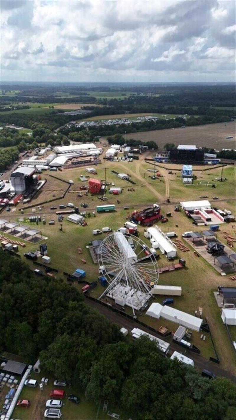 Deichbrand 2025: A27-Stau trotz Frühanreise Das Infield des Deichbrand-Festivals ist am Mittwoch bis auf ein paar Crew-Mitglieder menschenleer - ab Donnerstag geht es hier hoch her. Foto: Thomas Krey