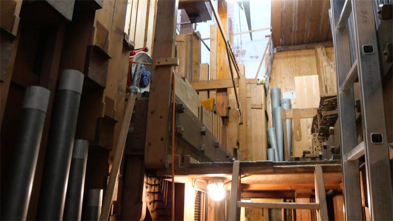 3300 Pfeifen ausgebaut: So haben Sie Buxtehudes Orgel noch nicht gesehen Das Innere der Orgel wird bis in die letzte Ecke gründlich gereinigt. Nach Ausbau vieler Pfeifen sind auch sonst nicht zugängliche Bereiche erreichbar.