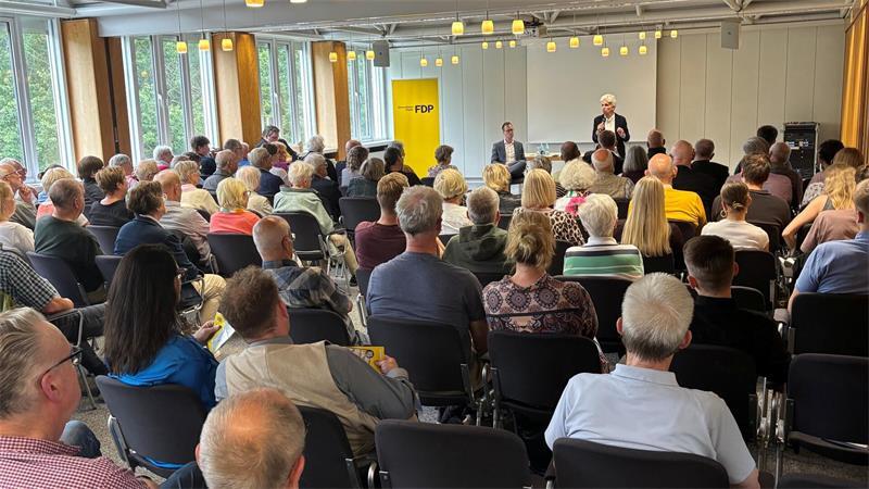 Strack-Zimmermann in Stade: Kann die FDP noch Menschen begeistern? Das Interesse ist groß: FDP-Europapolitikerin Marie-Agnes Strack-Zimmermann spricht im niedersächsischen Kommunalwahlkampf vor rund 120 Besuchern in Stade.