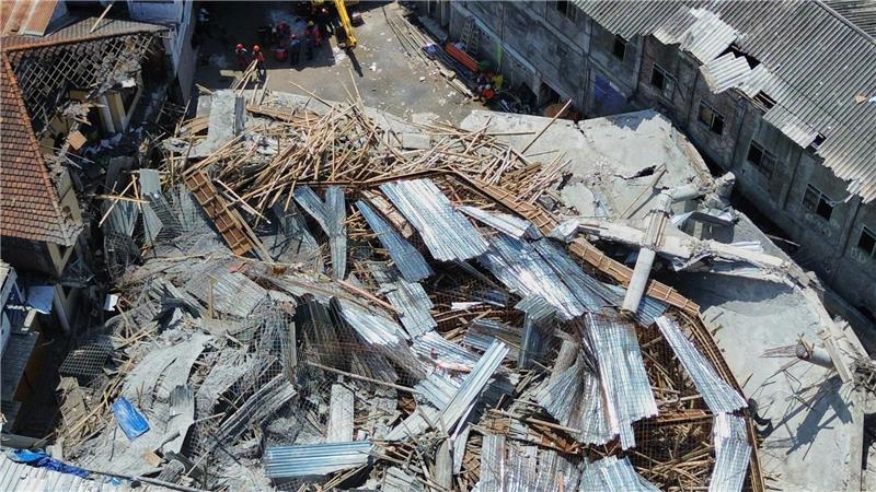 Zahl der Vermissten nach Schuleinsturz in Indonesien steigt Das Internat wurde bei dem Einsturz völlig zerstört.