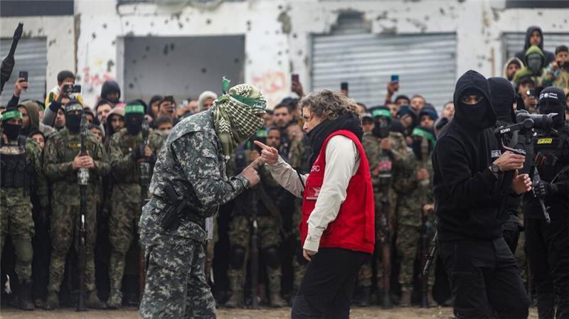 Das Internationale Komitee vom Roten Kreuz (IKRK) hat wiederholt gesagt, dass eine Herabwürdigung der Geiseln bei der Übergabe inakzeptabel sei. 