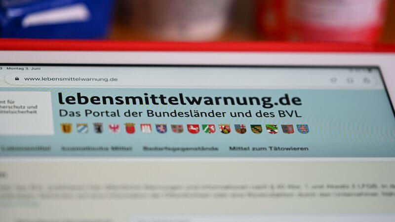 Rückruf von Küchenutensilien wegen Gesundheitsgefahr Das Internetportal lebensmittelwarnung.de ist auf einem Tablet aufgerufen.