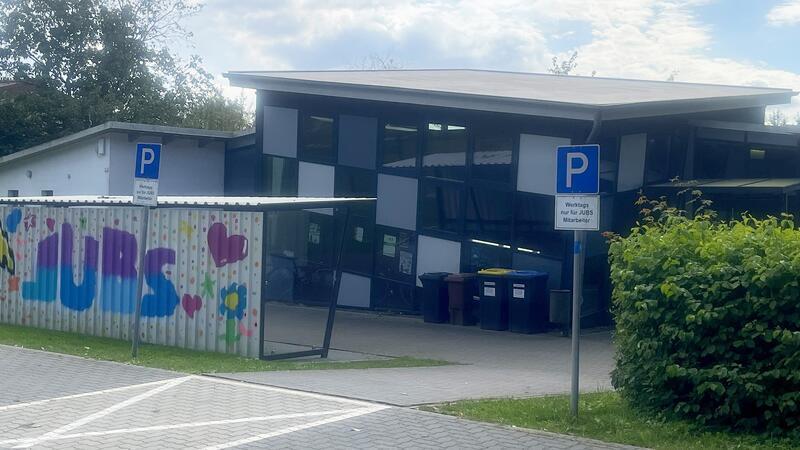 Gekippter Würfel in Harsefeld fällt auf - und feiert Blick auf das JUBS in Harsefeld.