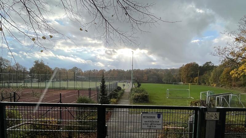 Das Jahnstadion von der Apensener Straße aus gesehen. Den Kunstrasenplatz und die Football-Fläche wollen die Grünen bebauen.