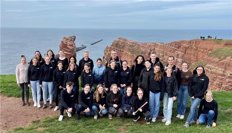 Das Jugend-Sinfonie-Orchester mit seinen Leitern Andreas Désor und Hinnerk Otten bei der Orchesterreise auf Helgoland.