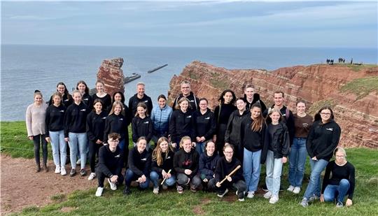 Das Jugend-Sinfonie-Orchester mit seinen Leitern Andreas Désor und Hinnerk Otten bei der Orchesterreise auf Helgoland.