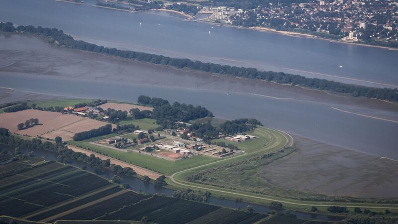 Das Jugendgefängnis Hahnöfersand liegt auf der gleichnamigen Elbinsel zwischen Hamburg und Niedersachsen, die zur Gemeine Jork gehört. (Archivbild)