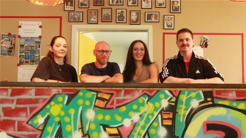 Das Jugendhaus-Team am Tresen: Jil Flemme, Lukas Funke, Smila Scholz und Christian Kunstmann (von links).