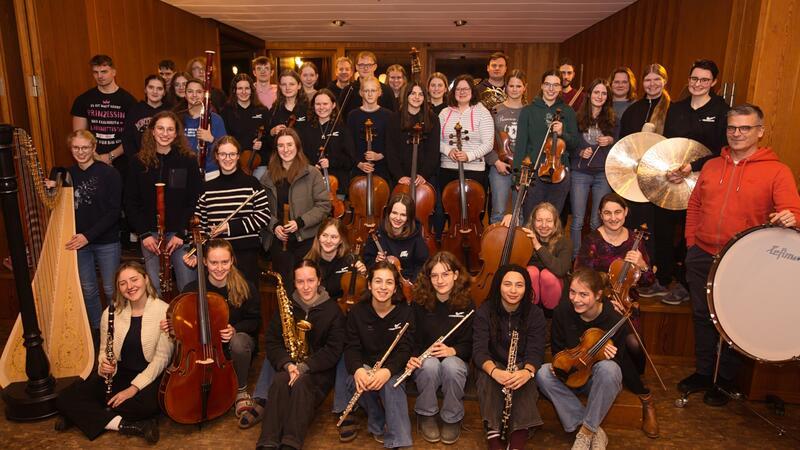 Das versammelte Ensemble vom Buxtehuder Jugendsinfonieorchester