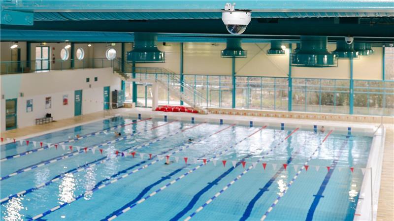 Das KI-gestützte Überwachungssystem analysiert in Echtzeit das Geschehen im Wasser.