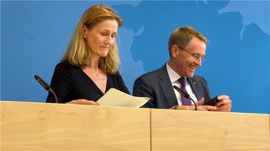 Das Kabinett um Finanzministerin Silke Schneider (Grüne) und Ministerpräsident Daniel Günther (CDU) hat den Entwurf für einen Nachtragshaushalt beschlossen. (Archivbild)